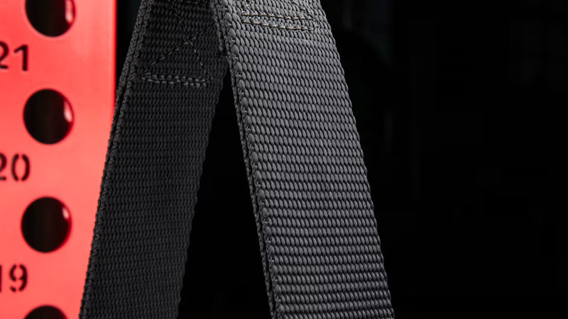ROGUE シングルハンドル ケーブルアタッチメント ハンドル直径28.5MM シルバー ストラップ部分を斜め接写で捉えたビュー、ROGUEロゴとナイロン素材の織り構造が分かる