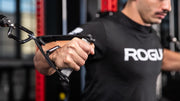 ROGUE シングルハンドル ケーブルアタッチメント ハンドル直径28.5MM シルバー 片手で下方に引く動作の斜め側面ビュー、前腕とグリップの位置関係が分かる使用シーン