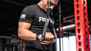 ROGUE シングルハンドル ケーブルアタッチメント ハンドル直径28.5MM シルバー 両手でグリップを握る正面ビュー、ケーブルテンションとハンドル保持姿勢が分かるトレーニングシーン