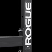 ROGUE アブラムGHD2.0 ブラックの支柱ロゴ部分を縦方向に捉えた接写、ROGUEロゴと塗装仕上げが分かる視点