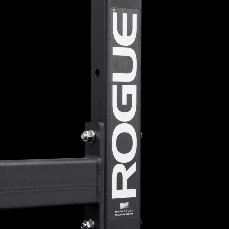 ROGUE アブラムGHD2.0 ブラックの支柱ロゴ部分を縦方向に捉えた接写、ROGUEロゴと塗装仕上げが分かる視点