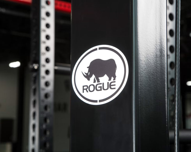 ROGUE モンスター ライノ ベルトスクワット - 独立型 ブラック ロゴ部分を縦構図でクローズアップしブランド刻印と塗装仕上げの質感を強調
