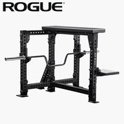 ROGUE シールロウベンチ ブラックを正面やや左斜めから捉えた全体構造、フレームとシート、シールロウバー装着状態が分かる構図