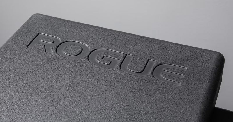 ROGUE シールロウベンチ ブラックのパッド表面クローズアップ、ROGUEロゴ刻印と質感を斜め上から捉えたディテール