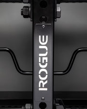 ROGUE シールロウベンチ ブラックの支柱中央ロゴプレートを正面から捉えた構図、ブランド刻印とフレーム構造が分かる視点