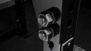 ROGUE シールロウベンチ ブラックのボルト接合部を斜めから捉えたクローズアップ、ナットとワッシャー配置の強度構造が分かる視点