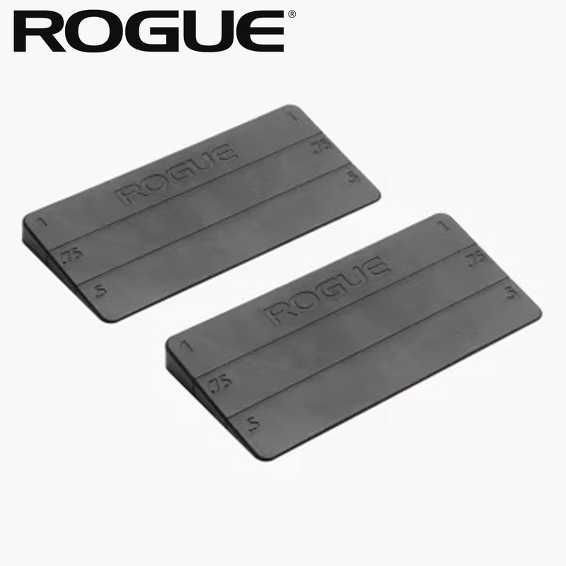 ROGUE 13インチスクワットウェッジ ブラックを斜め上から捉えた全体ビュー、傾斜構造とROGUEロゴ刻印が確認できるトレーニングアクセサリー