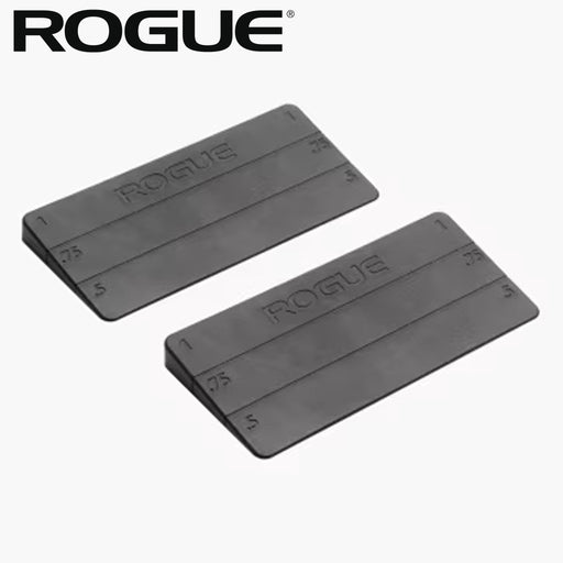 ROGUE 13インチスクワットウェッジ ブラックを斜め上から捉えた全体ビュー、傾斜構造とROGUEロゴ刻印が確認できるトレーニングアクセサリー