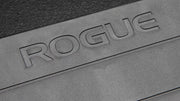 ROGUE 13インチスクワットウェッジ ブラック天面のクローズアップ、ROGUEロゴ刻印とマットな質感が分かるディテール