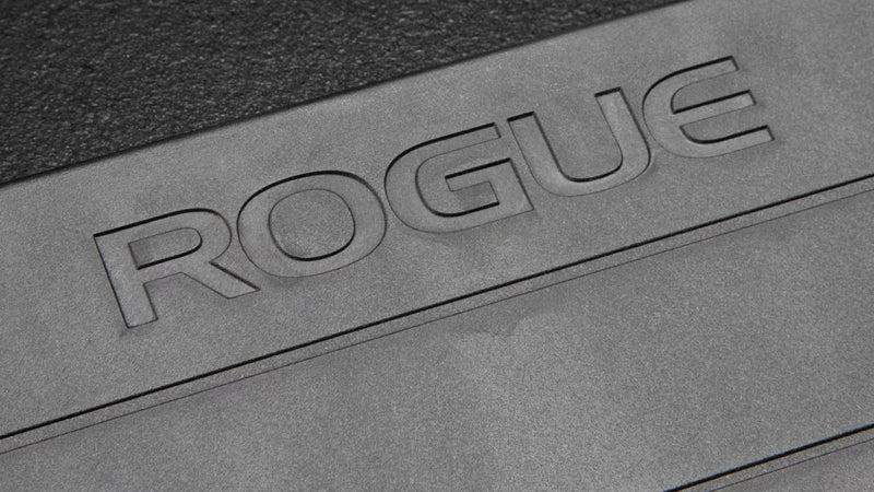 ROGUE 13インチスクワットウェッジ ブラック天面のクローズアップ、ROGUEロゴ刻印とマットな質感が分かるディテール