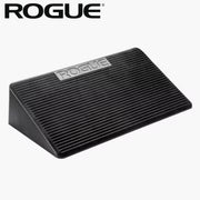 ROGUE 20インチ レジン スクワットウェッジ ブラックを斜め前方から捉えた全体ビュー、傾斜面とトップのROGUEロゴが確認できる構図