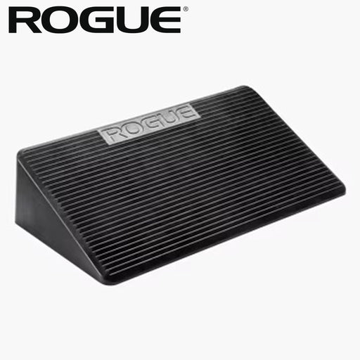 ROGUE 20インチ レジン スクワットウェッジ ブラックを斜め前方から捉えた全体ビュー、傾斜面とトップのROGUEロゴが確認できる構図