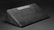 ROGUE 20インチ レジン スクワットウェッジ ブラックを暗背景で斜め上から撮影、滑り止めリブ加工と天面ロゴ刻印が分かる角度