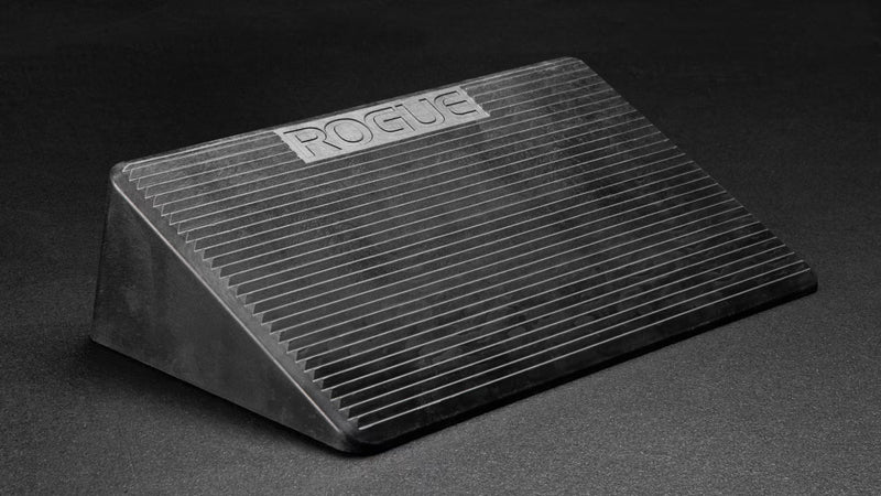 ROGUE 20インチ レジン スクワットウェッジ ブラックを暗背景で斜め上から撮影、滑り止めリブ加工と天面ロゴ刻印が分かる角度