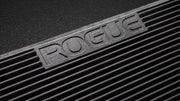 ROGUE 20インチ レジン スクワットウェッジ ブラック天面の斜めクローズアップ、細かな溝加工と質感が分かるディテール構図