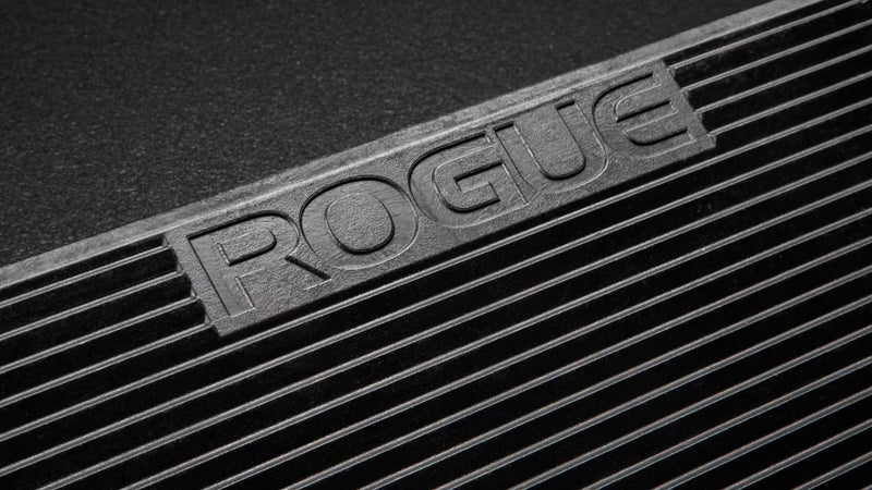 ROGUE 20インチ レジン スクワットウェッジ ブラック天面の斜めクローズアップ、細かな溝加工と質感が分かるディテール構図