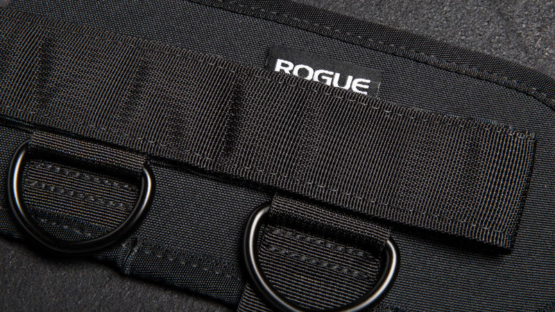 ROGUE アンクルカフケーブルアタッチメント ブラックのROGUEロゴ付近を斜め上から撮影。ストラップとDリング配置が分かるクローズアップ