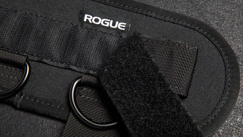 ROGUE アンクルカフケーブルアタッチメント ブラックの面ファスナー固定部を接写。調整ストラップとROGUEロゴを確認できる詳細ビュー