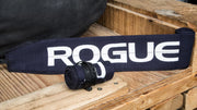 ROGUE ラップ ネイビーを木製ベンチ上で斜め上から捉えた構図、巻かれた本体と面ファスナー部分の厚みと質感が確認できる配置