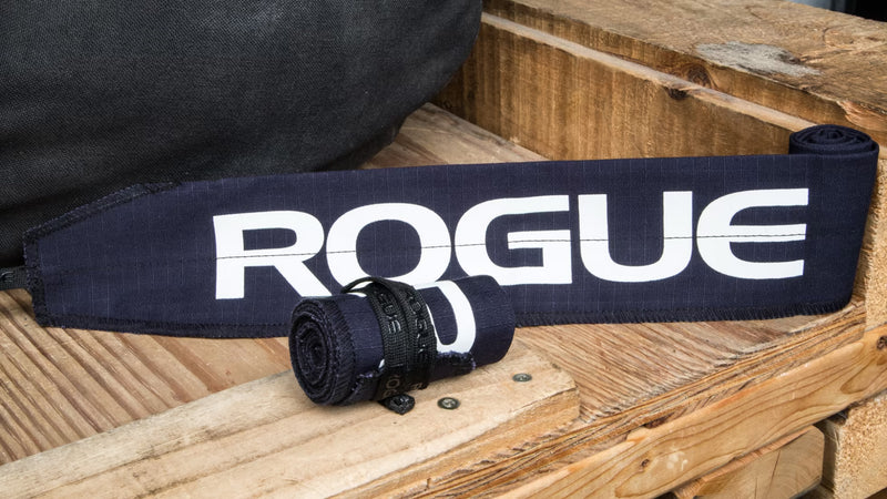 ROGUE ラップ ネイビーを木製ベンチ上で斜め上から捉えた構図、巻かれた本体と面ファスナー部分の厚みと質感が確認できる配置