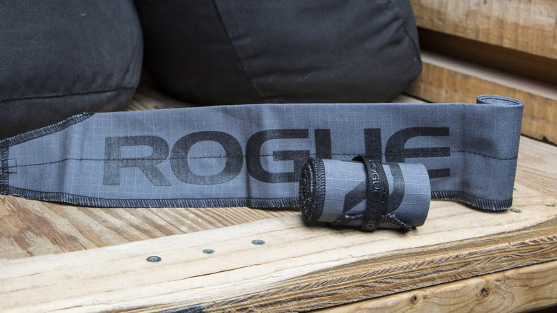 ROGUE ラップ グレーを木製ベンチ上で斜め上から捉えた構図、巻かれた本体と面ファスナー部分の厚みや質感が確認できる配置