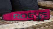 ROGUE ラップ レッドを木製ベンチ上で斜め上から捉えた構図、巻いた本体と面ファスナー部分の厚みや縫製ディテールが確認できる配置