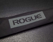 ROGUE バーベルキャリーバッグ20KG ブラックの中央部を斜め上から拡大。ブラックの本体生地に配置されたROGUEブランドロゴのディテールを確認可能