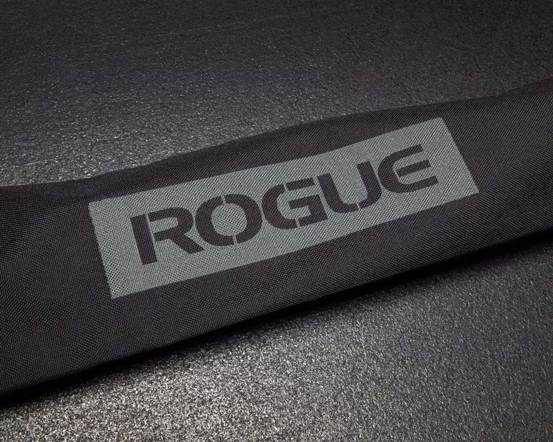 ROGUE バーベルキャリーバッグ20KG ブラックの中央部を斜め上から拡大。ブラックの本体生地に配置されたROGUEブランドロゴのディテールを確認可能