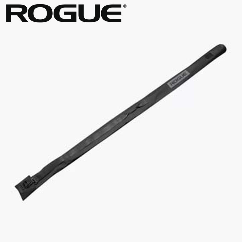 ROGUE バーベルキャリーバッグ20KG ブラックの全体を斜め上から確認できる外観。細長いバーベル収納用バッグの形状とROGUEロゴを掲載