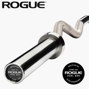 ROGUE カールバー ステンレススチール シルバーを斜め前方から捉えた全体、カンバー形状シャフトとステンレススリーブを備えたスペシャリティーバー