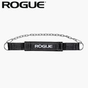 ROGUE ディップベルト ブラックを正面から全体が分かるように配置し、チェーンとパッド付きベルト構造を確認できるトレーニングベルト