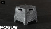 ROGUE レジン プライオボックス ブラック 20インチサイズを斜め前方から捉えた構図、上面滑り止め加工と高さバランスが分かる角度