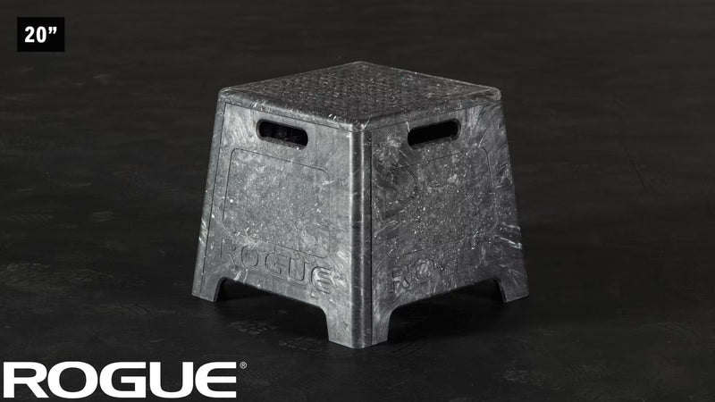 ROGUE レジン プライオボックス ブラック 20インチサイズを斜め前方から捉えた構図、上面滑り止め加工と高さバランスが分かる角度