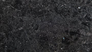 ROGUE レジン プライオボックス ブラック ボックスを持ち上げる使用シーンを横視点で捉え、軽量設計と持ち手位置が分かる構図