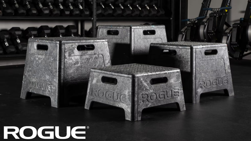 ROGUE レジン プライオボックス ブラック 正面寄り斜め視点の全体構図、側面ロゴ刻印と持ち手開口部が確認できる高さ視点