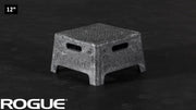 ROGUE レジン プライオボックス ブラック 12インチサイズを斜め前方から捉えた全体構図、コンパクト高さと持ち手位置が分かる角度