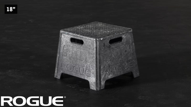 ROGUE レジン プライオボックス ブラック 18インチサイズを斜め前方から捉えた構図、側面パネル形状とロゴ刻印が確認できる視点