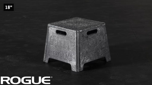 ROGUE レジン プライオボックス ブラック 18インチサイズを斜め前方から捉えた構図、側面パネル形状とロゴ刻印が確認できる視点