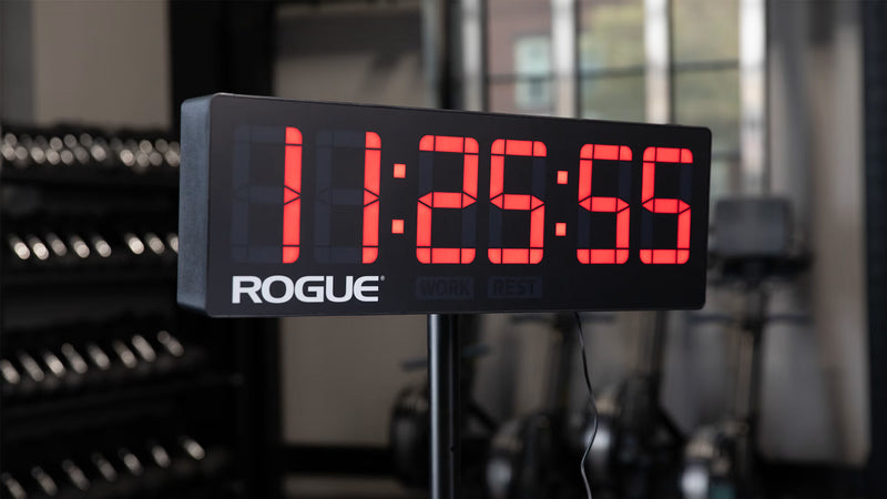 ROGUE エコージムタイマー2.0 ブラックを専用フロアスタンドへ設置した前方斜めビュー、LED表示の視認性を確認できる構図