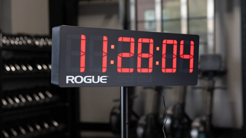 ROGUE エコージムタイマー2.0 ブラックの前方斜めビュー、ワーク時間を緑色表示したインターバルモードを確認できる構図