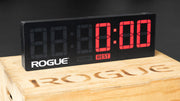 ROGUE エコージムタイマー2.0 ブラック右側前面の拡大ビュー、LEDディスプレイとBluetoothインジケーターを確認できる構図