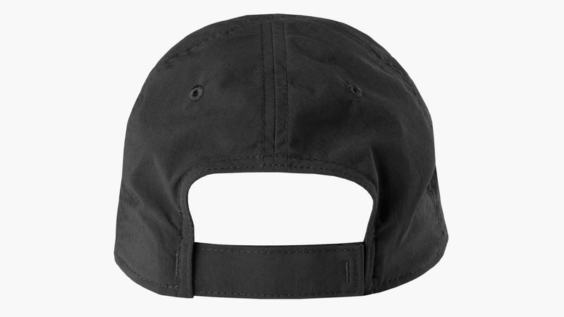 ROGUE TAC HAT チャコールグレー 背面を正面から捉えたキャップ全体、サイズ調整ストラップと通気穴が分かるトレーニング帽子デザイン