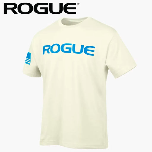 ROGUE ベーシックTシャツ リラックスフィット ホワイト 正面やや斜めから全体を捉えた半袖Tシャツ、胸にブルーのROGUEロゴ入りアパレルデザイン