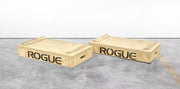 ナチュラルウッドカラーのROGUE ウッドジャークボックス6インチモデルを左右セットで配置した斜め前方からの全体ビュー