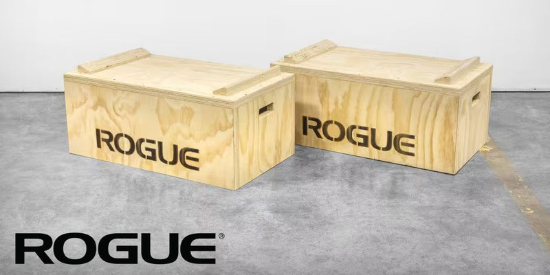 ナチュラルウッドカラーのROGUE ウッドジャークボックス15インチブロックを正面斜めから撮影、高さと大型サイズを確認可能