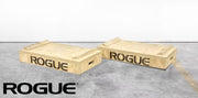 ナチュラルウッドカラーのROGUE ウッドジャークボックス6インチブロックを正面斜めから撮影、持ち手とストッパーを確認可能