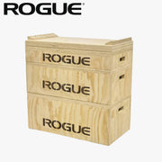 ナチュラルウッドカラーのROGUE ウッドジャークボックスを正面やや左側から撮影した全体ビュー、積み重ね状態とROGUEロゴを確認可能