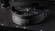 ROGUE マルチベルト ブラック 正面斜めからラック上に置いた全体、厚みのあるパッドとチェーン・カラビナ仕様が分かるトレーニングベルト