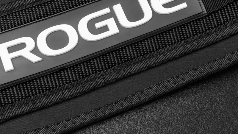 ROGUE エコーディップベルト ブラックのベルト端部をクローズアップし、補強ステッチとナイロン織りを示した詳細