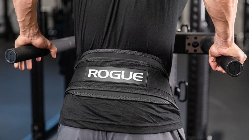 ROGUE エコーディップベルト ブラックの背面装着部分を水平視点で捉え、幅広パッドとロゴ位置が分かるディテール
